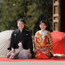 鎌倉・建長寺で冬に撮影した和装前撮り 鎌倉・建長寺で色打掛を着用した新婦と紋付袴を着用した新郎が正座で写る和装前撮り