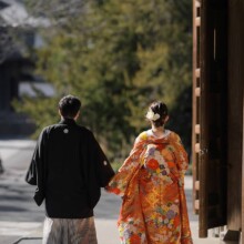 鎌倉・建長寺で冬に撮影した和装前撮り 鎌倉・建長寺で色打掛を着用した新婦と紋付袴を着用した新郎が手を繋いで後ろ姿で写る和装前撮り