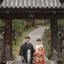 鎌倉・建長寺で春に撮影した和装前撮り 鎌倉・建長寺で色打掛を着用した新婦と紋付袴を着用した新郎が写る和装前撮り