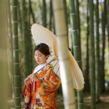 鎌倉・建長寺で冬に撮影した和装前撮り 鎌倉・建長寺で色打掛を着用した新婦が竹林エリアで番傘を持って写る和装前撮り