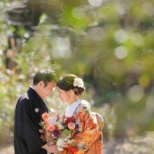鎌倉・建長寺で冬に撮影した和装前撮り 鎌倉・建長寺で色打掛を着用した新婦と紋付袴を着用した新郎が額をあわせて写る和装前撮り