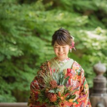 鎌倉・妙本寺で撮影した和装前撮り 鎌倉・妙本寺で色打掛を着用した新婦がブーケを持ってほほ笑む和装前撮り