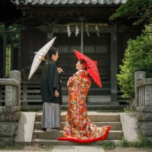 鎌倉・鎌倉本店の隣の神社で夏に撮影した和装前撮り 鎌倉・鎌倉本店の隣の神社で色打掛を着用した新婦と紋付袴を着用した新郎がほほ笑み合って写る和装前撮り