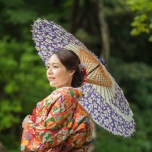 鎌倉・妙本寺で夏に撮影した和装前撮り 鎌倉・妙本寺で色打掛を着用した新婦が番傘を持って写る和装前撮り