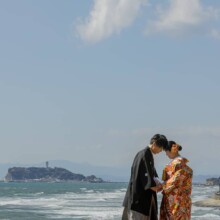 鎌倉・稲村ガ崎で春に撮影した和装前撮り 鎌倉・稲村ガ崎で色打掛を着用した新婦と紋付袴を着用した新郎が江ノ島を背景に額を合わせる和装前撮り