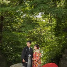 鎌倉・妙本寺で撮影した和装前撮り 鎌倉・妙本寺で色打掛を着用した新婦と紋付袴を着用した新郎が写る和装前撮り