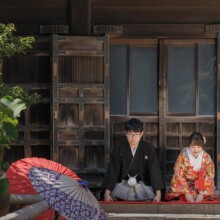 鎌倉・英勝寺で夏に撮影した和装前撮り 鎌倉・英勝寺で色打掛を着用した新婦と紋付袴を着用した新郎が正座をして写る和装前撮り