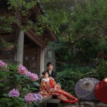 鎌倉・瑞泉寺で夏に撮影した和装前撮り 鎌倉・瑞泉寺で色打掛を着用した新婦と紋付袴を着用した新郎が紫陽花と一緒に写る和装前撮り