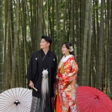 鎌倉・建長寺で春に撮影した和装前撮り 鎌倉・建長寺で色打掛を着用した新婦と紋付袴を着用した新郎が竹林の中で写る和装前撮り