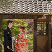 鎌倉・海蔵寺で春に撮影した和装前撮り 鎌倉・海蔵寺で色打掛を着用した新婦と紋付袴を着用した新郎が手向かい合って写る和装前撮り