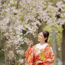 鎌倉・建長寺で春に撮影した和装前撮り 鎌倉・建長寺で色打掛を着用した新婦が桜を見つめてほほ笑む和装前撮り