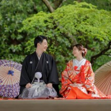 鎌倉・妙本寺で春に撮影した和装前撮り 鎌倉・妙本寺で色打掛を着用した新婦と紋付袴を着用した新郎が正座をしてほほ笑み合う和装前撮り