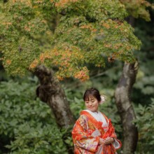 鎌倉・妙本寺で秋に撮影した和装前撮り 鎌倉・妙本寺で色打掛を着用した新婦が紅葉が始まったモミジと写る和装前撮り