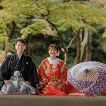 鎌倉・妙本寺で秋に撮影した和装前撮り 鎌倉・妙本寺で色打掛を着用した新婦と紋付袴を着用した新郎が正座をして写る和装前撮り