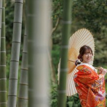 横浜・三渓園で春に撮影した和装前撮り 横浜・三渓園で色打掛を着用した新婦が番傘を持ってほほ笑む和装前撮り