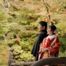 鎌倉・妙本寺で秋に撮影した和装前撮り 鎌倉・妙本寺で色打掛を着用した新婦と紋付袴を着用した新郎が遠くを見つめてほほ笑む和装前撮り