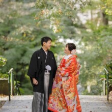 鎌倉・妙本寺で秋に撮影した和装前撮り 鎌倉・妙本寺で色打掛を着用した新婦と紋付袴を着用した新郎が笑いあって写る和装前撮り