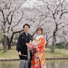 横浜・三渓園で春に撮影した和装前撮り 横浜・三渓園で色打掛を着用した新婦の紋付袴を着用した新郎が写る和装前撮り