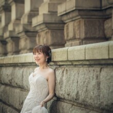 横浜・馬車道で夏に撮影した洋装前撮り 横浜・馬車道でウェディングドレスを着用した新婦が笑顔で写る洋装ソロショット