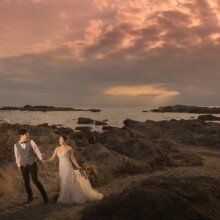 城ヶ島で夏に撮影した洋装前撮り 城ヶ島でウェディングドレスを着用した新婦とタキシードを着用した新郎が手を取って歩く洋装ウェディングフォト