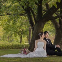富山で夏に撮影した洋装前撮り 富山でウェディングドレスを着用した新婦とタキシードを着用した新郎が写る洋装フォトウェディング
