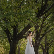 富山で夏に撮影した洋装前撮り 富山でウェディングドレスを着用した新婦の後ろ姿を写した洋装ソロショット