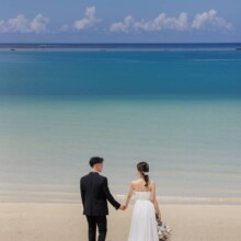 沖縄本島で夏に撮影した洋装前撮り 沖縄本島でウェディングドレスを着用した新婦とタキシードを着用した新郎の後ろ姿を写した洋装ウェディングフォト