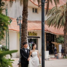 沖縄本島で夏に撮影した洋装前撮り 沖縄本島でウェディングドレスを着用した新婦とタキシードを着用した新郎が歩いている洋装前撮りショット