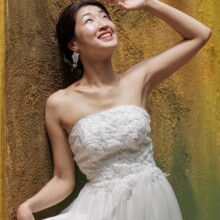 沖縄本島で夏に撮影した洋装前撮り 沖縄本島でウェディングドレスを着用した新婦が写る洋装ソロショット