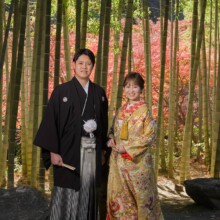 鎌倉・建長寺で秋に撮影した和装前撮り 鎌倉・建長寺で色打掛を着用した新婦と紋付袴を着用した新郎が立って写る和装ウェディングフォト