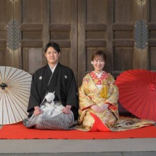 鎌倉・建長寺で秋に撮影した和装前撮り 鎌倉・建長寺で色打掛を着用した新婦と紋付袴を着用した新郎が正座をしている和装前撮り