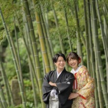 秋に撮影した和装前撮り 色打掛を着用した新婦と紋付袴を着用した新郎が寄り添って写る和装前撮り
