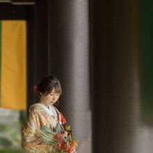 秋に撮影した和装前撮り 色打掛を着用した新婦がブーケを持って写る和装ウェディングフォト