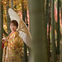 鎌倉・建長寺で秋に撮影した和装前撮り 鎌倉・建長寺で色打掛を着用した新婦が番傘を持って写る和装ウェディングフォト