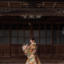 鎌倉・海蔵寺で秋に撮影した和装前撮り 鎌倉・海蔵寺で色打掛を着用した新婦がブーケを持ち後ろを向いている和装前撮り