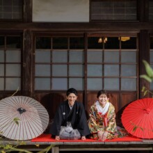 鎌倉・海蔵寺で秋に撮影した和装前撮り 鎌倉・海蔵寺で色打掛を着用した新婦と紋付袴を着用した新郎が正座をしている和装前撮り