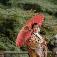 鎌倉・妙本寺で秋に撮影した和装前撮り 鎌倉・妙本寺で色打掛を着用した新婦が番傘を持ち笑顔で写る和装前撮り