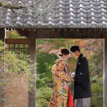 鎌倉・海蔵寺で秋に撮影した和装前撮り 鎌倉・海蔵寺で色打掛を着用した新婦と紋付袴を着用した新郎が向かい合って写る和装前撮り