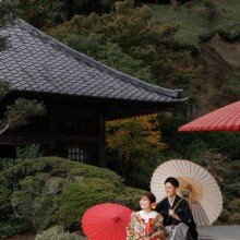鎌倉・海蔵寺で秋に撮影した和装前撮り 鎌倉・海蔵寺で色打掛を着用した新婦と紋付袴を着用した新郎が番傘を持って座っている和装前撮り