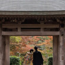鎌倉・海蔵寺で秋に撮影した和装前撮り 鎌倉・海蔵寺で色打掛を着用した新婦と紋付袴を着用した新郎が寄り添っている後ろ姿を写した和装前撮り