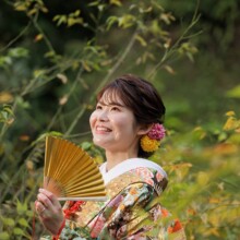 鎌倉・海蔵寺で秋に撮影した和装前撮り 鎌倉・海蔵寺で色打掛を着用した新婦が扇子を持ち笑っている和装前撮り