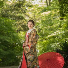 鎌倉・妙本寺で春に撮影した和装前撮り 鎌倉・妙本寺で色打掛を着た新婦がほほ笑む和装ウェディングフォト