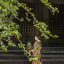 鎌倉・妙本寺で春に撮影した和装前撮り 鎌倉・妙本寺で色打掛を着た新婦がブーケを持ち後ろ姿を見せる和装前撮り