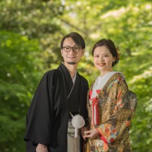鎌倉・妙本寺で春に撮影した和装前撮り 鎌倉・妙本寺で色打掛を着用した新婦と紋付き袴を着用した新郎が並んで映る和装ウェディングフォト