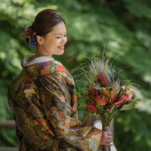 鎌倉・妙本寺で春に撮影した和装前撮り 鎌倉・妙本寺で色打掛を着た新婦がブーケをほほ笑んでいる和装前撮り