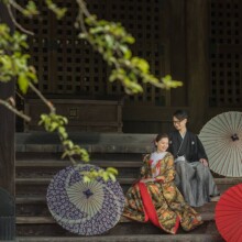 鎌倉・妙本寺で春に撮影した和装前撮り 鎌倉・妙本寺で色打掛を着用した新婦と紋付き袴を着用した新郎が階段で座っている和装ウェディングフォト