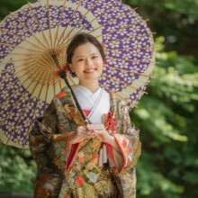鎌倉・妙本寺で春に撮影した和装前撮り 鎌倉・妙本寺で色打掛を着た新婦が番傘を持ち笑顔で写る和装前撮り