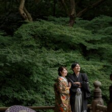 鎌倉・妙本寺で夏に撮影した和装前撮り 鎌倉・妙本寺で色打掛を着用した新婦と紋付き袴を着用した新郎が遠くを見つめている和装ウェディングフォト