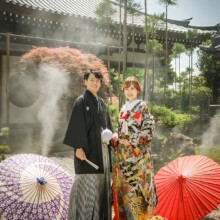 春に撮影した和装前撮り 色打掛を着用した新婦と紋付袴を着用した新郎が立って写る和装前撮り