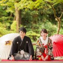 鎌倉・妙本寺で秋に撮影した和装前撮り 鎌倉・妙本寺で色打掛を着用した新婦と紋付袴を着用した新郎が正座をしている和装ウェディングフォト
